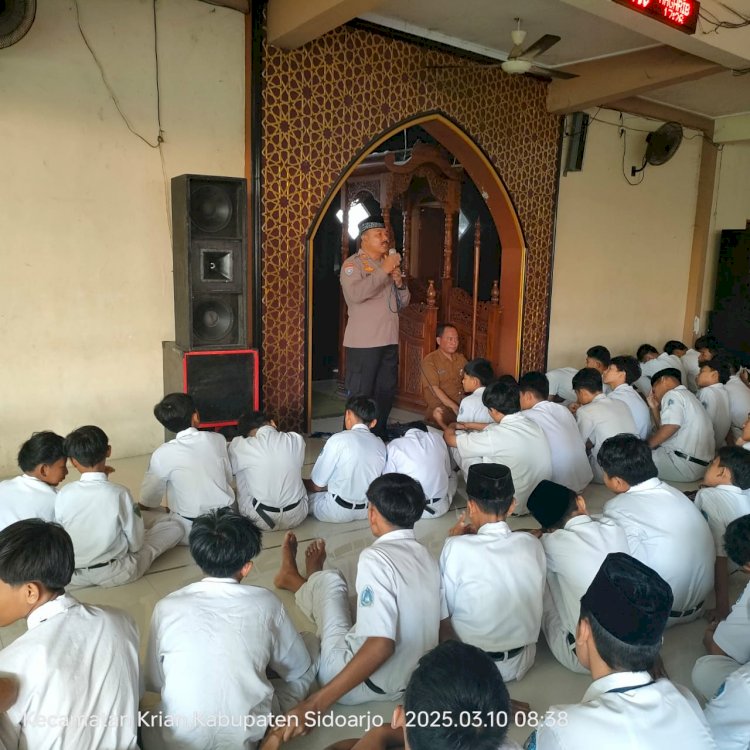 Kanit Binmas Polsek Krian Jadi Narasumber Pondok Ramadan di SMPN 2
